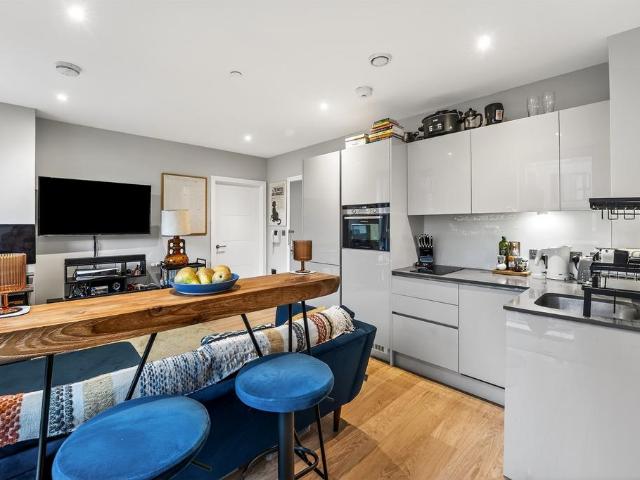 Flat for sale in Summerstown, Greater London