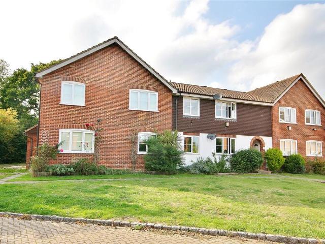 Flat for sale in Heol-las, Surrey