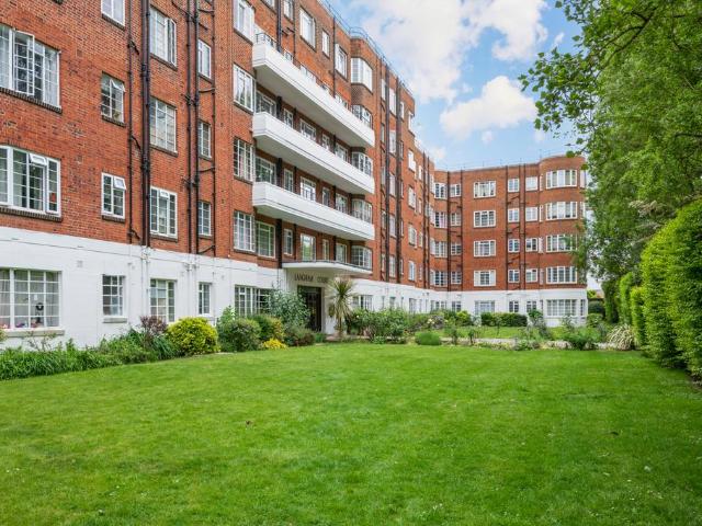 Flat for sale in London Borough of Merton, Raynes Park