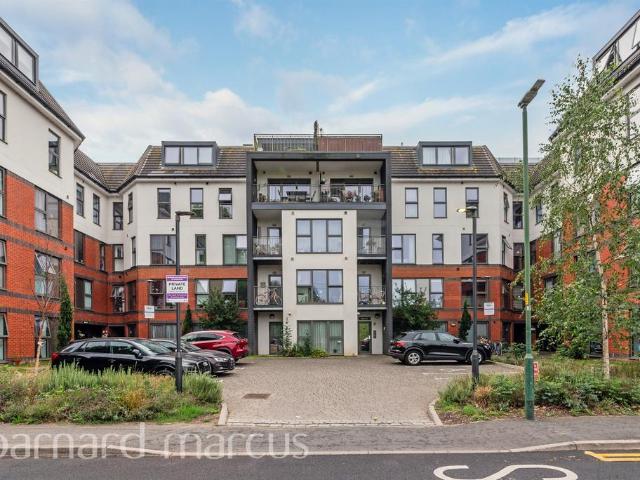 Flat for sale in Hackbridge, Greater London
