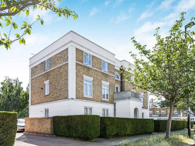 Flat for sale in London Borough of Hounslow, Greater London