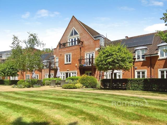 Flat for sale in Emmbrook, Wokingham