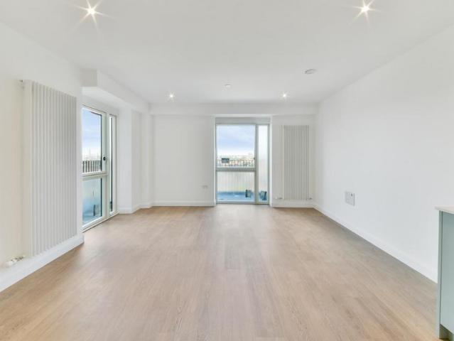 Flat for sale in Canning Town, Greater London