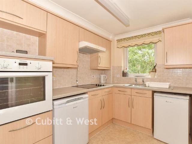 Flat for sale in Red Hill, Surrey