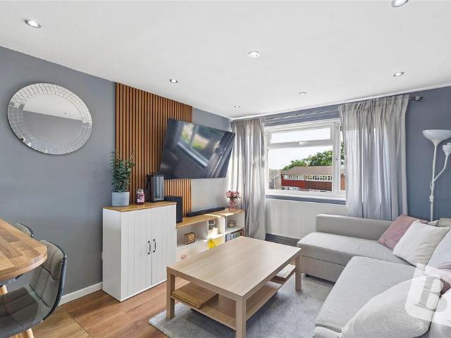 Flat for sale in Lee Chapel, Essex
