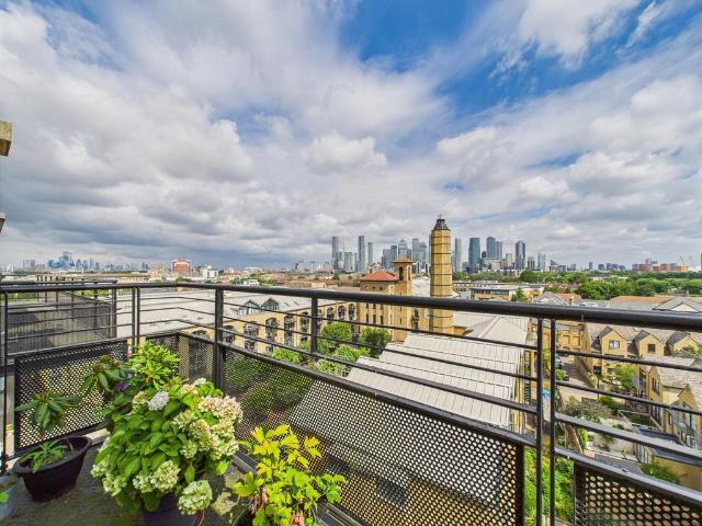 Flat for sale in Isle Of Dogs, Greater London