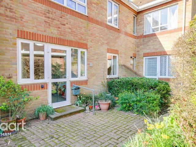 Flat for sale in Chipping Hill, Essex
