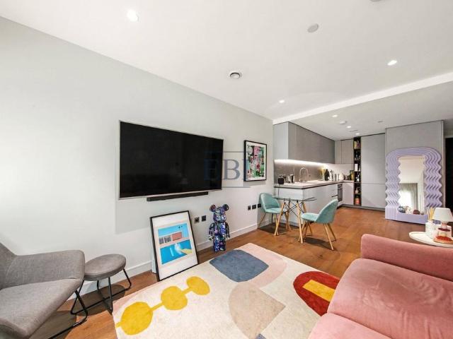 Flat for sale in Greenwich Peninsula, Greater London