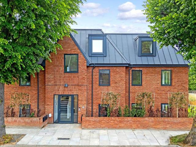 Flat for sale in Shepherd's Bush, Greater London