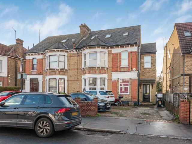 Flat for sale in London Borough of Croydon, Thornton Heath