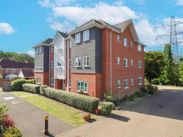 Flat for sale in Hart, Hampshire
