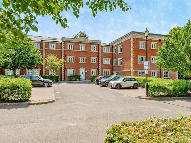 Flat for sale in Red Hill, Surrey