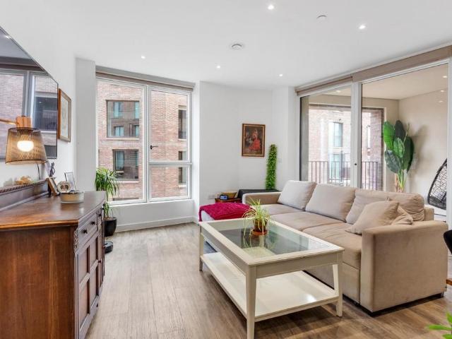 Flat for sale in Stamford Hill, Greater London