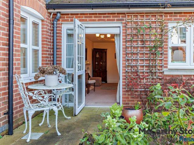 Flat for sale in Ivy Chimneys, Epping