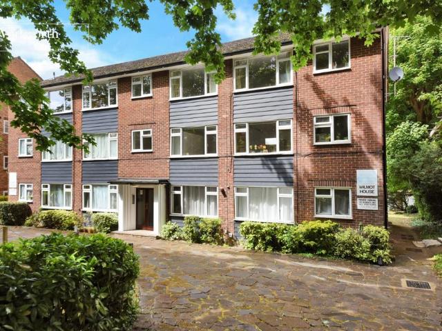 Flat for sale in Carshalton Beeches, Greater London