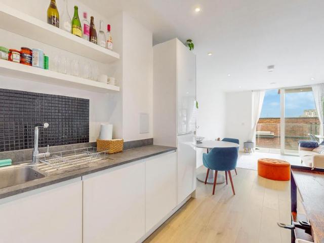 Flat for sale in Bromley-by-Bow, Poplar Grove