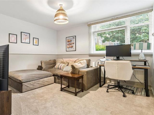 Flat for sale in London Borough of Wandsworth, Greater London