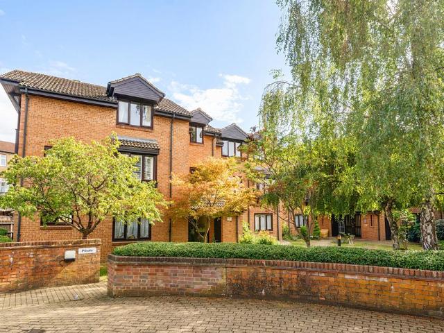Flat for sale in Northwood Hills, Greater London