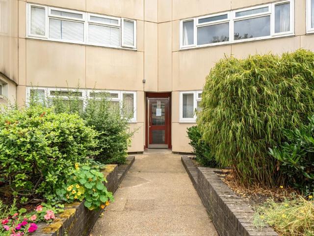 Flat for sale in London Borough of Merton, Mitcham