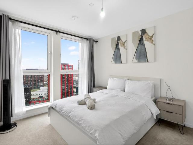 Flat for sale in Canning Town, Greater London