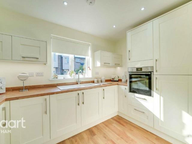 Flat for sale in Chipping Hill, Essex