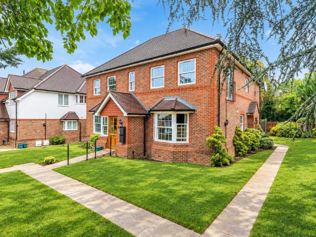Flat for sale in Pachesham Park, Surrey