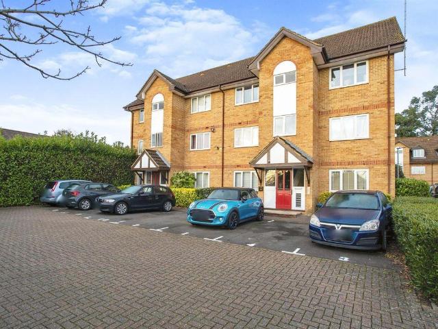 Flat for sale in North Watford, Hertfordshire