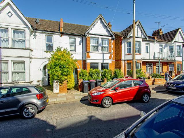 Flat for sale in Alton Barnes, Essex