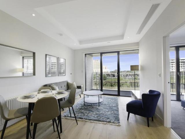 Flat for sale in London City Island, Cat Hill