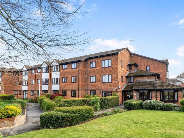 Flat for sale in Northwood, Greater London
