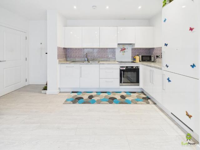 Flat for sale in Barnehurst, Greater London