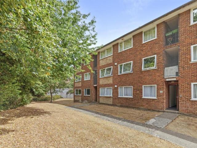 Flat for sale in Totteridge, Buckinghamshire