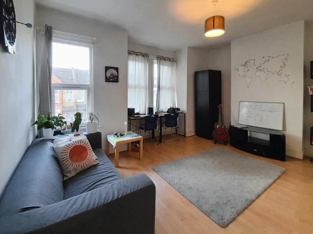 Flat for sale in Earlsfield, Greater London