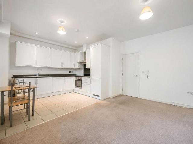 Flat for sale in Emmbrook, Wokingham
