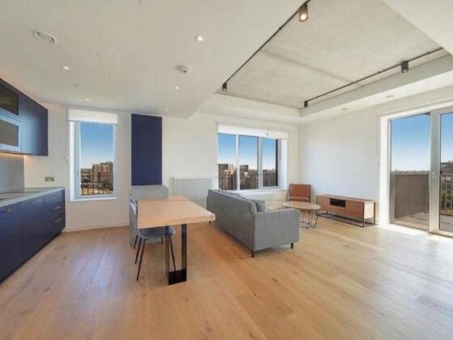 Flat for sale in E14, London