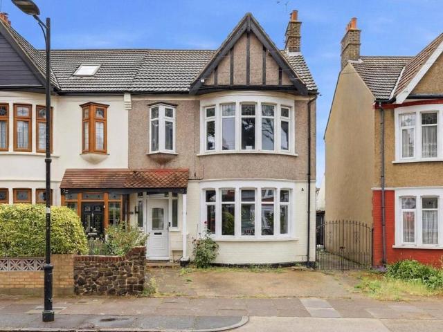 Flat for sale in Kursaal Estate, Alton Barnes