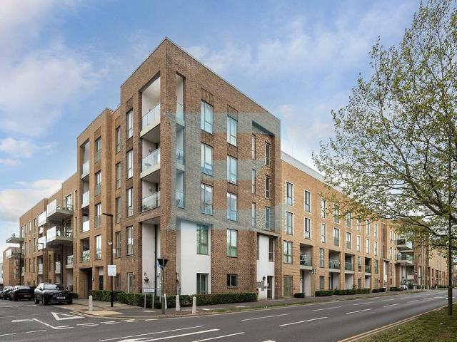 Flat for sale in Mill Hill, Greater London