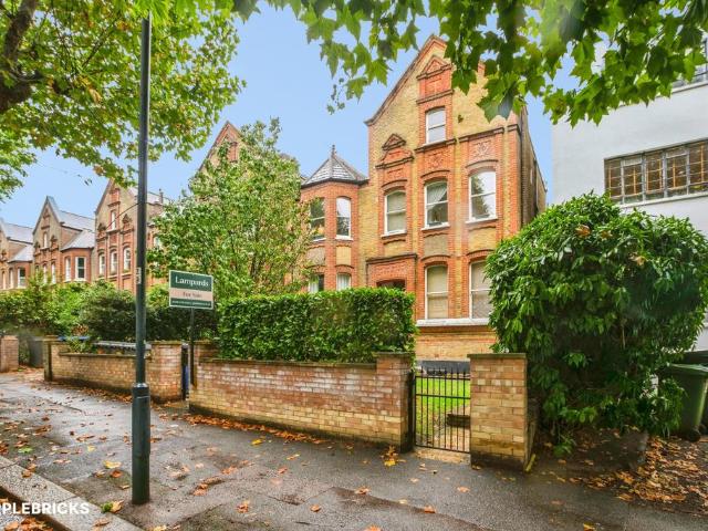 Flat for sale in Brondesbury Park, Greater London