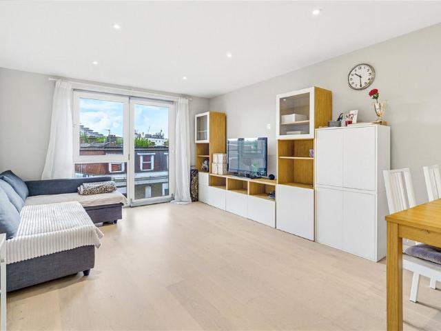 Flat for sale in Battersea, Greater London
