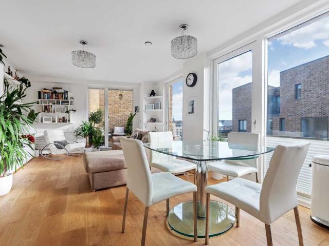 Flat for sale in London Borough of Hounslow, Greater London