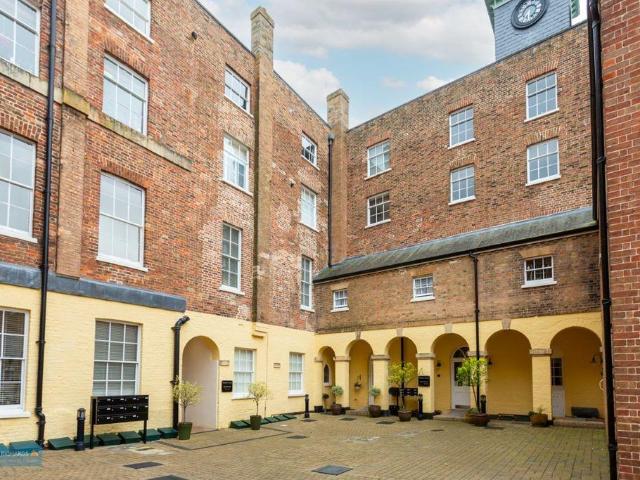 Flat for sale in Firepool, Rumwell