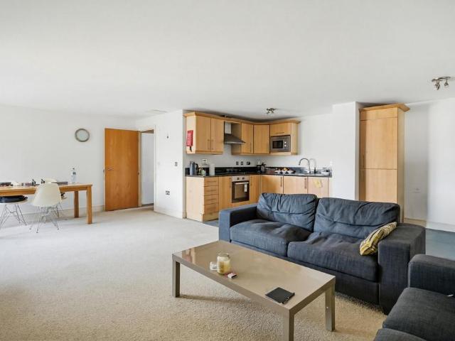 Flat for sale in Isle Of Dogs, Greater London