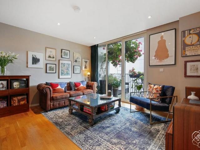 Flat for sale in Stratford Marsh, Greater London