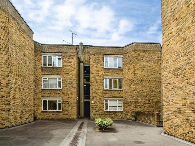 Flat for sale in Slough