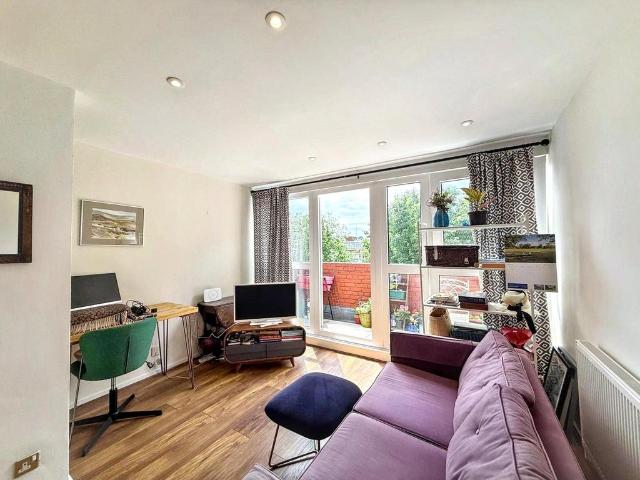 Flat for sale in Putney, Greater London