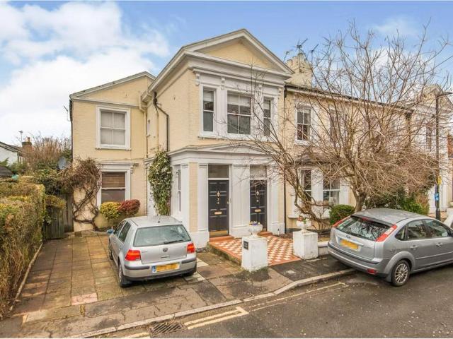 Flat for sale in Strawberry Hill, Greater London
