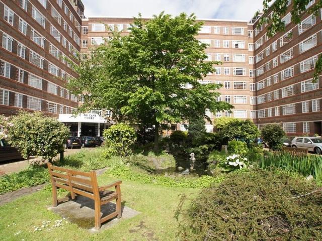 Flat for sale in Balham, Greater London