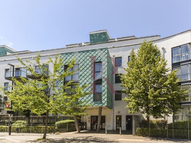 Flat for sale in Highbury, Greater London