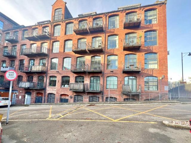 Flat for sale in Richmond Hill, West Yorkshire