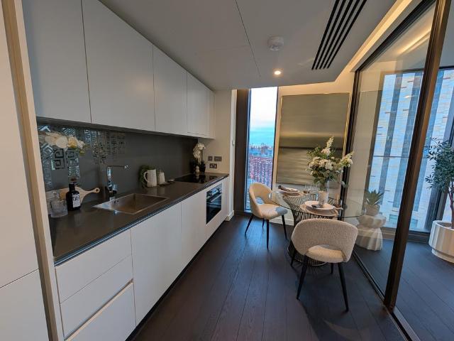 Flat for sale in Vauxhall, Greater London